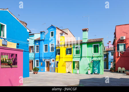 Burano, Venedig, Veneto, Italien. Bunte Häuschen um ein Quadrat oder Campo in dem Fischerdorf auf der Insel gemalt in leuchtenden Farben für ü Stockfoto