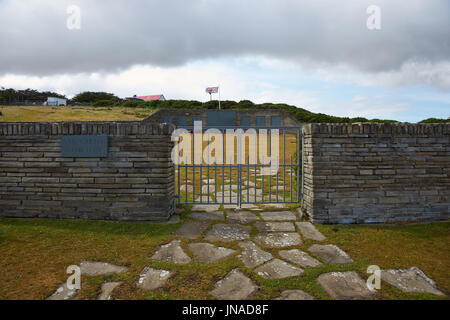 Britischer Friedhof von San Carlos in den Falkland-Inseln, mit den Gräbern von einigen derjenigen, die im Falkland-Krieg 1982 starb. Stockfoto