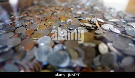 Viele Münzen aus verschiedenen Ländern der Welt. Horizontalen Rahmen. Stockfoto