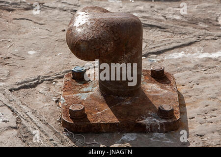 Poller oxidiert in einem Fischerhafen, Spanien Stockfoto