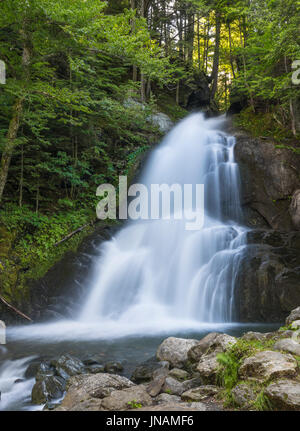 Bunte Szene von einem Bach in der Nähe von einem Wanderweg und Moos Glenn fällt auf Rt. 100 in Granville, VT. Stockfoto