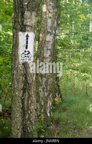 Radweg zu unterzeichnen, auf Baumrinde Stockfoto