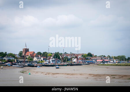 19. Juli 2017, ein Bild von Kai bei Maldon in Essex, England mit 3 Thames Lastkähne gefesselt an der Seite. Stockfoto