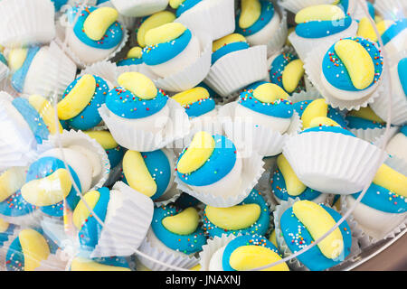 Haufen von bunten hausgemachte Kuchen in Papierkörbe mit Pistazien Stockfoto
