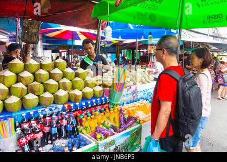 Frische Kokosnuss im Chatuchak Market, Bangkok, Thailand Abschaltdruck Stockfoto