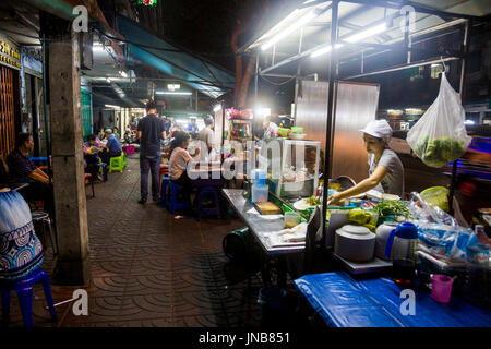 Essensstände auf einem Nachtmarkt in Chinatown, Bangkok, Thailand Stockfoto
