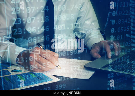 Händler arbeiten mit Laptop. Online Trading Konzept. Stockfoto