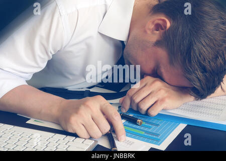 Syndrom der chronischen Müdigkeit. Überarbeitet Geschäftsmann schläft am Schreibtisch. Stockfoto