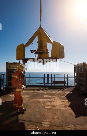 Fire Team in der Nordsee Öl Gas rig, üben wöchentlich Emergency Response Bohrer. Die Nutzung der Frosch. Credit: LEE RAMSDEN/ALAMY Stockfoto