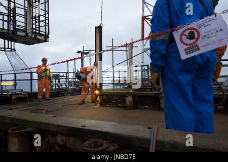 Industrielle Arbeit, mit Sauerstoff Acetylen schneiden als Teil der Stilllegung einer Nordsee Bohrinsel. Credit: LEE RAMSDEN/ALAMY Stockfoto