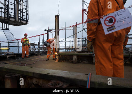 Industrielle Arbeit, mit Sauerstoff Acetylen schneiden als Teil der Stilllegung einer Nordsee Bohrinsel. Credit: LEE RAMSDEN/ALAMY Stockfoto