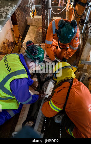 Ein Ersthelfer in Blaumaennern/Overalls, Feuerwehrmann und Medic auf einen Notfallplan Übung. Credit: LEE RAMSDEN/ALAMY Stockfoto