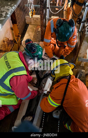 Ein Ersthelfer in roten Overalls/Overalls, Feuerwehrmann und Medic auf einen Notfallplan Übung. Credit: LEE RAMSDEN/ALAMY Stockfoto