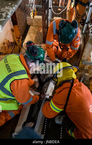 Ein Ersthelfer in orangefarbenen Overalls/Overalls, Feuerwehrmann und Medic auf einen Notfallplan Übung. Credit: LEE RAMSDEN/ALAMY Stockfoto