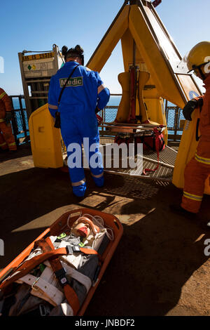 Ein Sanitäter mit blauen Anzüge/Overalls, Dummy Unfall auf einer Bahre in den Frosch geladen werden. Quelle: LEE RAMSDEN/ALAMY Stockfoto