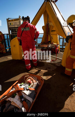 Ein Sanitäter mit roten Overalls/overalls Dummy Unfall auf einer Bahre in den Frosch geladen werden. Quelle: LEE RAMSDEN/ALAMY Stockfoto