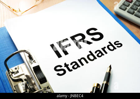 Ordner mit Dokumenten IFRS-Standards. Stockfoto