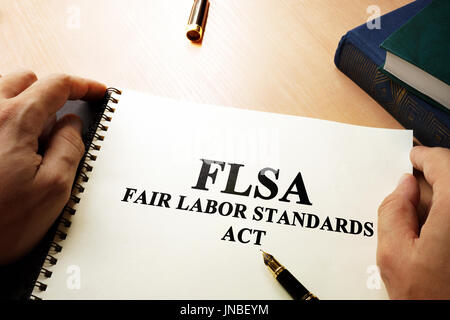 Fair Labor Standards Act (FLSA) auf einem Büro Tisch. Stockfoto