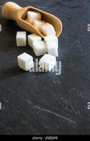 Weißzucker in Holz Löffel auf Holztisch Stockfoto