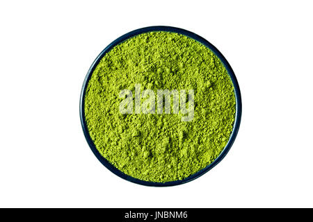 Matcha-Grüntee-Pulver in eine Tasse Runde aus Gusseisen gemahlen, isoliert auf weißem Hintergrund, Clipping-Pfad enthalten, Ansicht von oben. Stockfoto