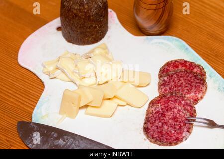 Wahl-Käse und Salami geschnitten in Stücke und Scheiben als eine hausgemachte Vorspeise Stockfoto