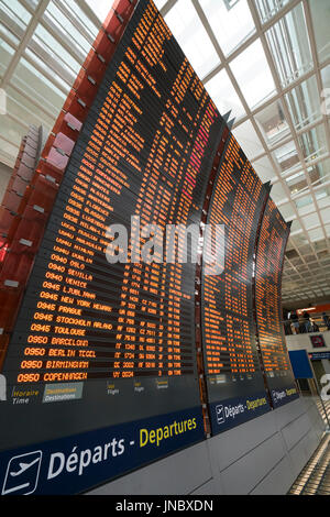 Bildschirme mit Flugplan am Flughafen Charles de Gaulle in Paris Stockfoto