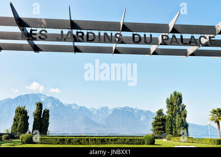 Montreux, Schweiz - 27. August 2016: Eingang im Garten am Genfer See in Montreux, Schweizer Riviera. Alpen Berge im Hintergrund Stockfoto