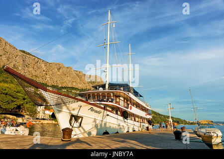 Omis, Kroatien - 17. August 2016: Boote am Hafen des Adriatischen Meeres in Omis, Dalmatien, Kroatien. Menschen auf dem Hintergrund Stockfoto