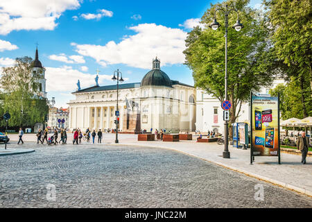 Vilnius, Litauen - 4. September 2014: Menschen am Königspalast am Domplatz in der historischen Zentrum der alten Stadt von Vilnius, Litauen, Baltikum Stockfoto