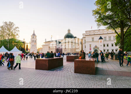 Vilnius, Litauen - 5. September 2014: Menschen am königlichen Palast und der Kathedrale Platz im historischen Zentrum der alten Stadt von Vilnius, Litauen, Baltikum Stockfoto