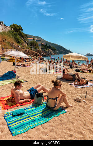 Dubrovnik, Kroatien - 20. August 2016: Paar am Strand in der Nähe der Adria, Dubrovnik, Kroatien Stockfoto