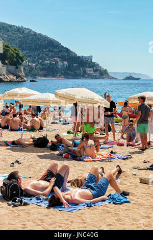 Dubrovnik, Kroatien - 20. August 2016: Freunde am Strand in der Nähe der Adria Dubrovnik, Kroatien Stockfoto