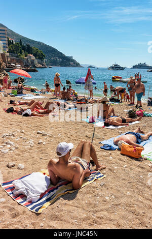 Dubrovnik, Kroatien - 20. August 2016: Mann am Strand in der Nähe der Adria, Dubrovnik, Kroatien Stockfoto