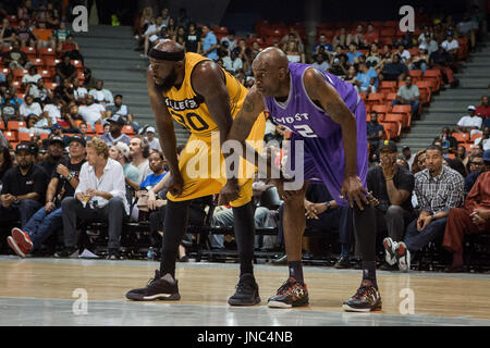 Reggie Evans #30 Killer 3 s Joe Smith #32 Ghost Basketballer haben beide ihre Hände in den Schoß, die warten, von freien Zeile während des Spiels #4 Big 3 Woche 5 3-on-3 Turnier UIC-Pavillon Juli 23,2017 Chicago, Illinois werfen. Stockfoto