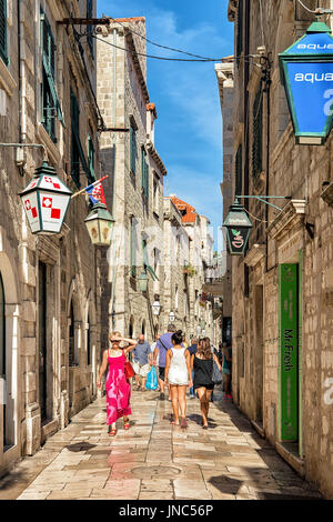 Dubrovnik, Kroatien - 20. August 2016: Menschen auf engen Straße in der Altstadt von Dubrovnik, Kroatien Stockfoto