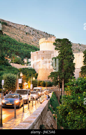 Dubrovnik, Kroatien - 18. August 2016: Straße am alten Stadtmauern und Festung Minceta in Dubrovnik in Kroatien. Menschen auf dem Hintergrund Stockfoto