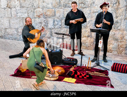 Dubrovnik, Kroatien - 18. August 2016: Straßenmusiker in alten Kostümen singen und spielen in der Altstadt von Dubrovnik, Kroatien Stockfoto