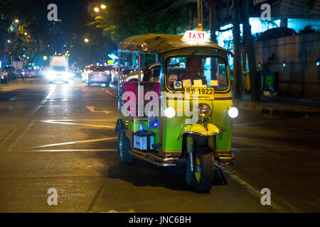 Eine grüne Tuk-Tuk-Taxi fahren auf der Straße in Bangkok, Thailand Stockfoto