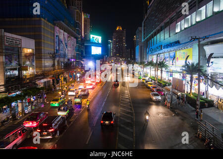 Stark befahrene Straße in der Nacht in Phetchaburi, Bangkok, Thailand Stockfoto