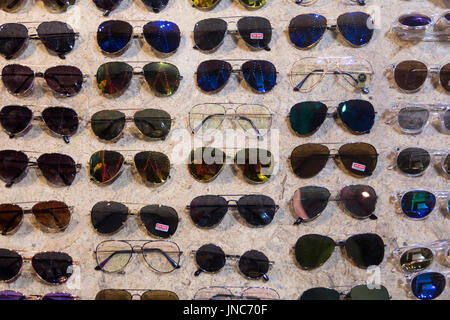 Aviator Sonnenbrillen Auswahl auf einem Markt (Palladium Nachtmarkt in Bangkok, Thailand) Stockfoto