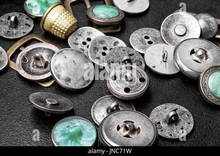 Große Reihe von stilvollen altmodischen Metallknöpfe für Kleidung Stockfoto