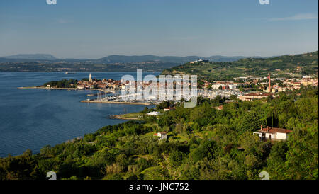 Überblick über die Marina am alten Fischerei Stadt Izola Slowenien an der adriatischen Küste der Halbinsel Istrien Stockfoto