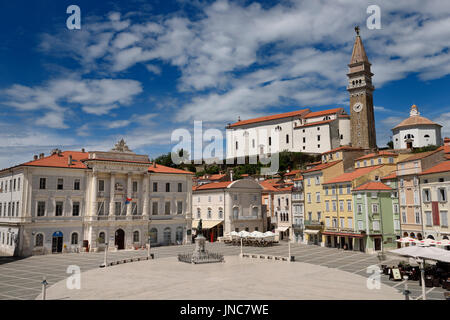 Sunny-Tartini-Platz in Piran Slowenien mit klassischer Architektur des Rathauses, Tartini Statue, St.-Georgs Kirche mit Glockenturm und Baptisterium Stockfoto