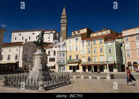 Tartini Statue in Slowenien Piran Tartini Platz mit St.-Georgs römisch-katholische Pfarrkirche und Uhr und Bell tower Stockfoto