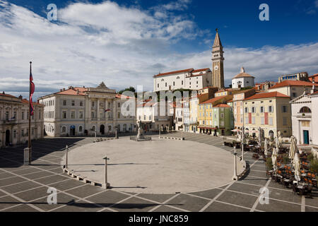 Tartini-Platz in Piran Slowenien mit Gerichtsgebäude, Rathaus, Tartini Statue, St.-Georgs Kirche mit Baptisterium und Str. Peters Kirche Stockfoto