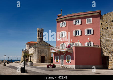 Roten Stuck-Wohnung an der Adria-Küste in Piran Slowenien neben der Punta Leuchtturm und 13. Jahrhundert Kirche von St Clement Stockfoto