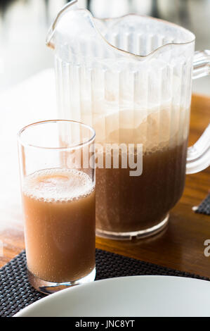 Berühmte Lagidze Schokolade und Eis Wasser auf der Straße Café-Tisch in der Innenstadt von Tiflis Stockfoto