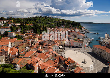 Luftbild von Piran Slowenien an der Adria-Küste mit Hafen Marina und Tartini-Platz mit Gerichtsgebäude und Tartini Denkmal Stockfoto