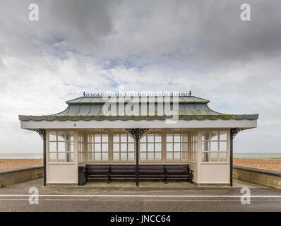 Windschutz entlang der Promenade an einem launisch, regnerischen Morgen im Goring-by-Sea, Worthing West Sussex Stockfoto