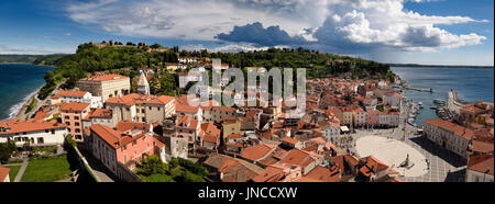 Aerial Panorama von Piran Slowenien am Adriatischen Meer mit Marina und Tartini-Platz mit Gerichtsgebäude und Tartini Denkmal Wände Altstadt auf Hügel Stockfoto